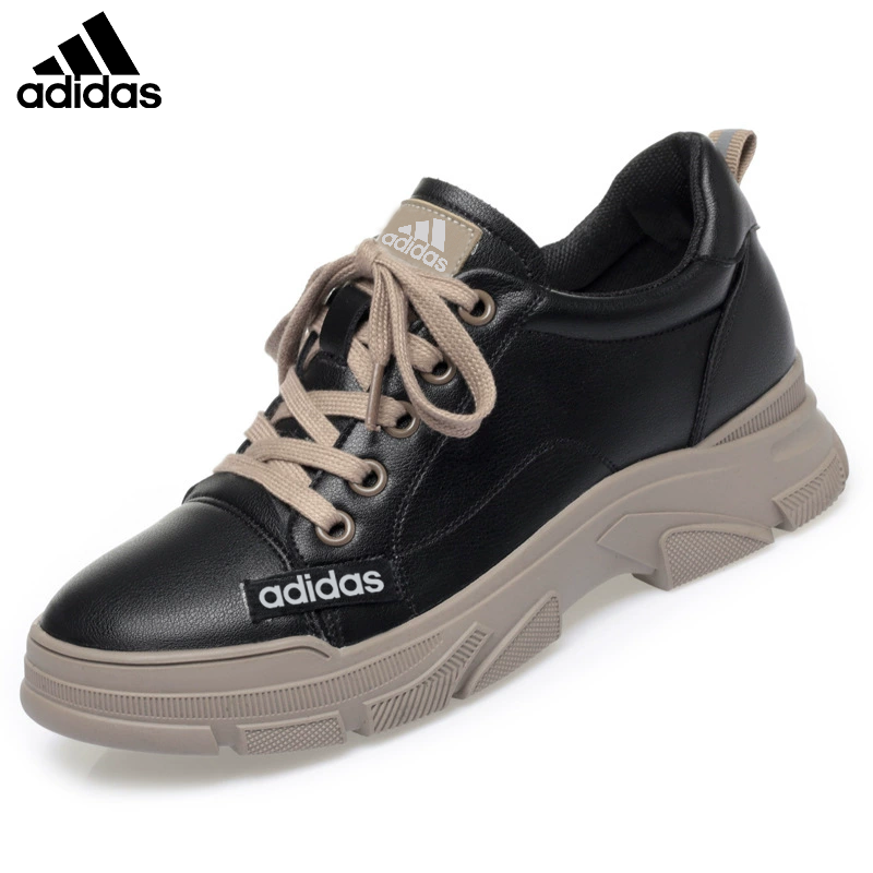 Adidas®: νέα, αναπνεύσιμα και ευέλικτα παπούτσια με χαμηλό τακούνι και μαλακή σόλα